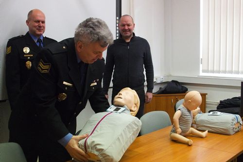 Foto: Resuscitační figuríny strážníkům pomohou k záchraně dětí i dospělých