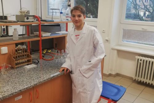 Foto: Richard Staněk z 21. ZŠ se probojoval mezi nejlepší Mladé chemiky