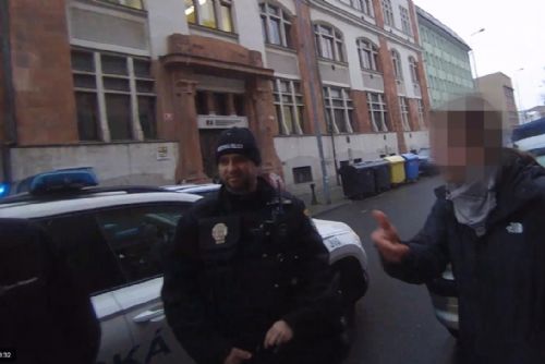 Foto: Řidič auta se pohádal s chodkyní, pak došlo k napadení