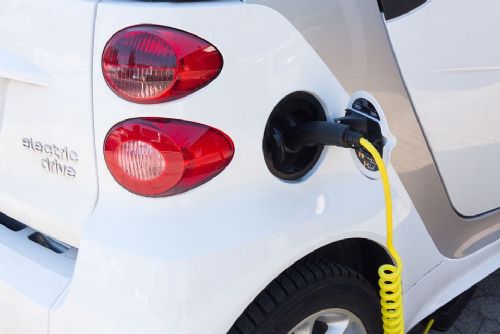 Foto: Řidiči elektroaut načerpali loni u stojanů ČEZ v kraji o 83 % bezemisní energie víc
