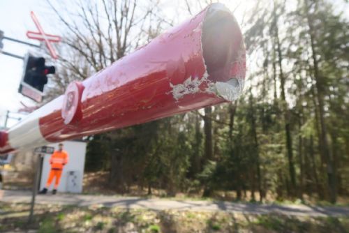 Foto: Řidiči v Sušici volají po opravě železničního přejezdu u nádraží