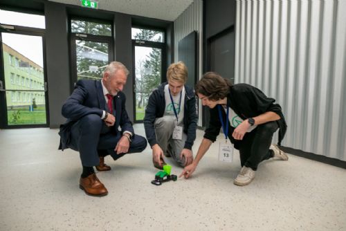 Foto: Robovozítka žákovských týmů ovládla plzeňskou Techmanii