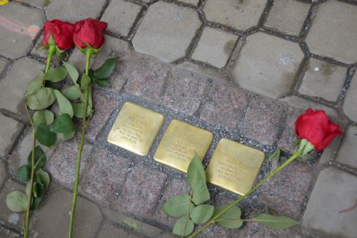 Foto: Rokycany položily první tři kameny zmizelých