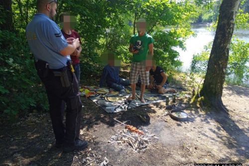 Foto: Rozdělal oheň u břehu Šídlováku, protože to viděl u jiných