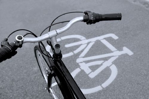 Foto: Rychlíky nahrazují cyklisté a bruslaři. Cyklostezka do Chrástu otevře v úterý