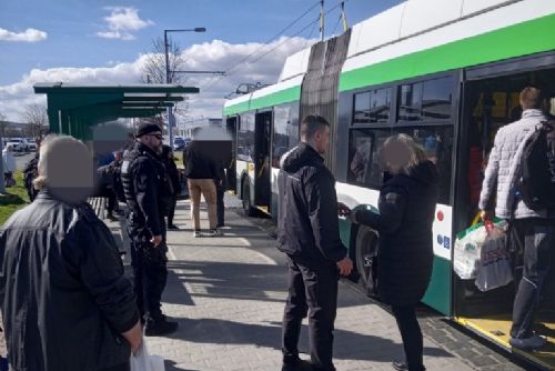 Foto: S revizory vyrazili do akce strážníci a policisté. Výsledkem je 30 pokut