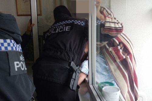 Foto: Seniorka uvízla na balkoně, z nepříjemné situace jí pomohli strážníci