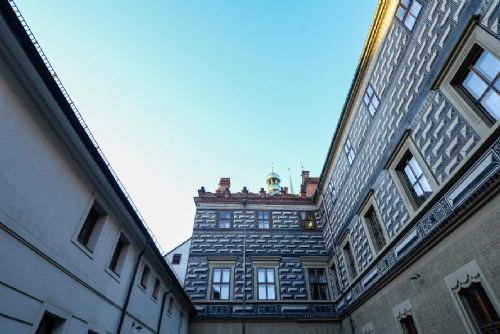 Foto: Sgrafita i okna radnice v Plzni jsou obnoveny, restaurátoři využili historické technologie  