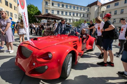 Foto: Šikovné Ručičky kraje zaplnily nádvoří úřadu