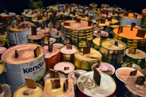 Foto: Skauti z Plzně vyrábí svíčky pro Ukrajinu. Potřebují vosk a plechovky