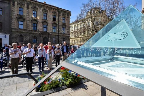 Foto: Slavnosti svobody zahájily pietní akty, promluvili při nich potomci veteránů