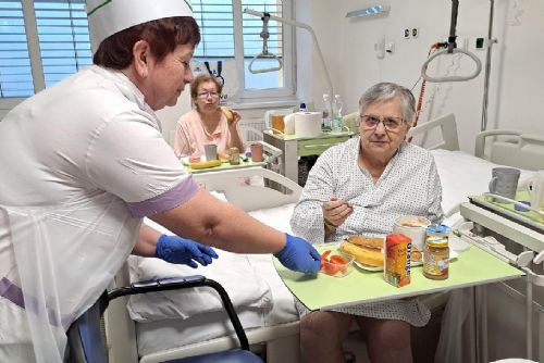 Foto: Snídaně formou švédských vozíků se ve Stodu rozšířily do celé nemocnice