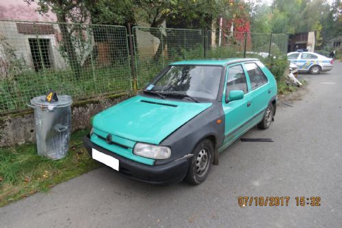 Šofér bez řidičáku se v Havlovicích lekl kočky a boural