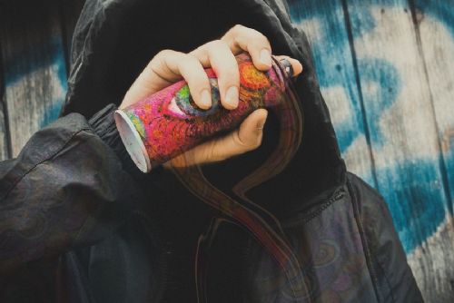 Foto: Sprejer na Švihovsku postříkal vrata a sloupek