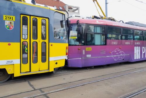 Foto: Srážka tramvají na Karlovarské si vyžádala 35 zraněných a omezení dopravy