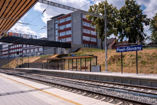 Foto: Stavbaři na Slovanech hlásí hotovo, nová zastávka už slouží cestujícím 