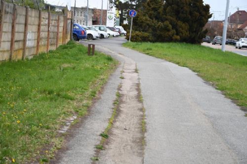 Foto: Stezka pro pěší a cyklisty při Nepomucké u kasáren dostane nový povrch