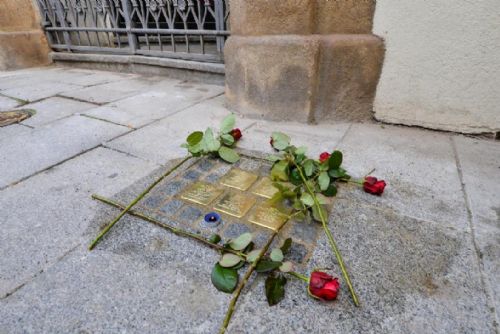 Foto: Stolpersteine. Plzeň si připomíná památku devětadvaceti obětí holokaustu