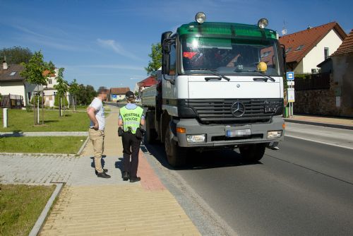 Foto: Strážníci a policisté kontrolovali  vjezd nákladní dopravy  do  Radobyčic