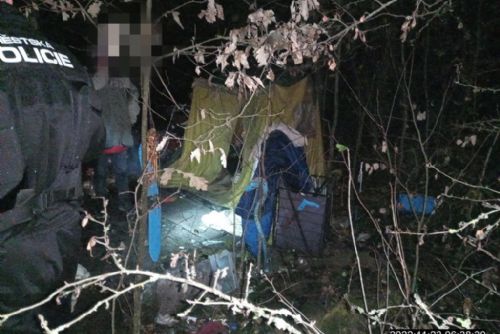 Foto: Strážníci a úředníci kontrolovali na Lochotíně bezdomovce