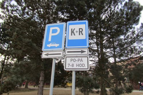 Foto: Strážníci dohlížejí na školáky a také na parkující rodiče