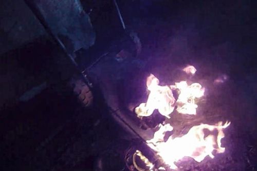 Foto: Strážníci hasili hořící sekačku