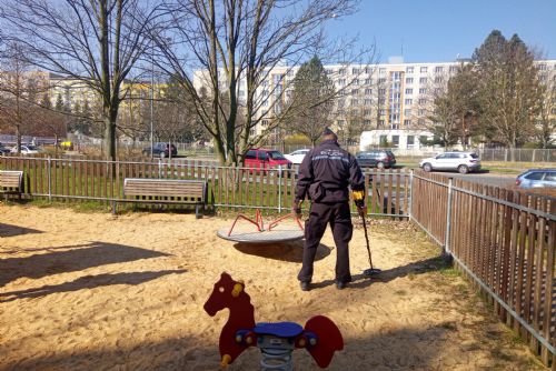 Foto: Strážníci kontrolovali dětská hřiště ve Skvrňanech