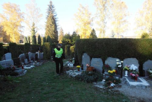 Foto: Strážníci o Velikonocích hlídají hřbitovy