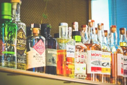 Foto: Strážnící sbírají opilce z ulic Plzně a varují před pitím alkoholu v zimě