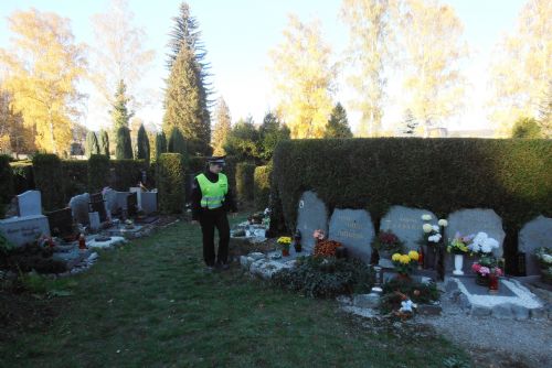 Foto: Strážníci v Plzni dohlížejí o Dušičkách na hřbitovy