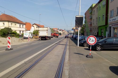 Foto: Strážníci varují: Řidiči, pozor na uzavření Slovanské pro nákladní dopravu