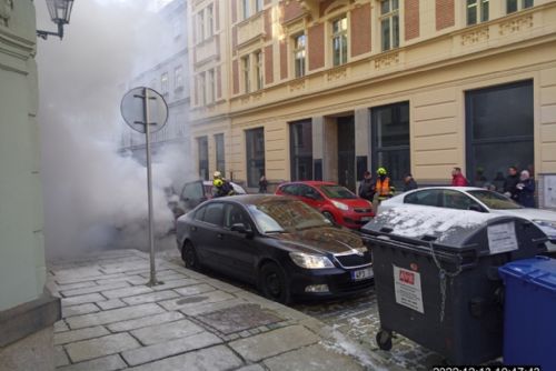 Foto: Strážníci ve Veleslavínově ulici hasili hořící automobil