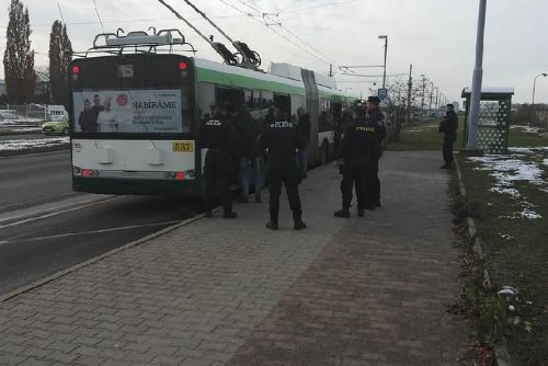 Foto: Strážníci vyrazili s revizory na kontrolu černých pasažérů