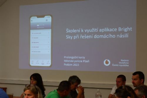 Foto: Strážníci využijí aplikaci Bright Sky na pomoc obětem domácího násilí