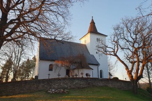 Foto: Šumavský kostel Mouřenec zve na mši a koncert legendárních Učedníků