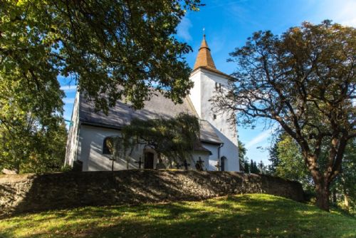 Foto: Šumavský Mouřenec: Modlitba u mostu i brigáda u kostela