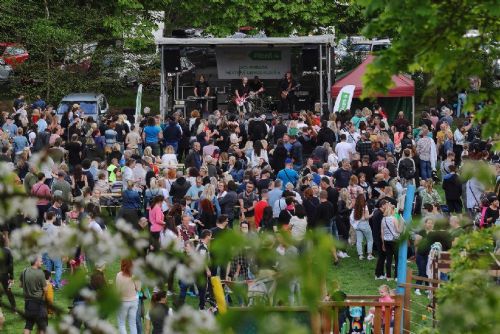 Foto: Šumivý Máj v sobotu do Lobezského parku přilákal 1600 lidí 