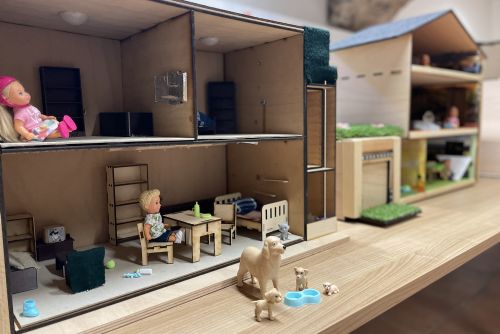 Foto: Technologie hrou. Školáci představili chytré domečky pro panenky navržené dětmi z mateřinek