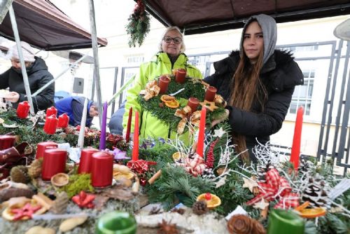Foto: Tradiční vánoční trhy provoněly krajský úřad