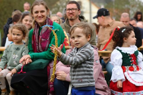 Foto: Tradiční Velikonoce v Újezdě překvapily návštěvností i zájmem o pomlázky