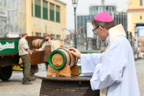 Foto: Velikonoční dar pro papeže: požehnaná várka piva zamířila do Vatikánu