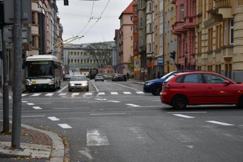 Foto: Trolejbusy mají po opravě Dobrovského přednost při křížení Klatovské