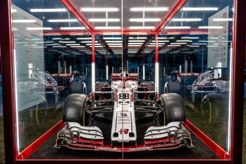 Foto: Chcete vidět monopost Formule 1 Alfa Romeo? Zajděte na benzinku na Nepomucké 