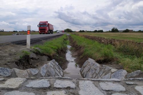 Foto: Auta už na hlavním tahu u Chotěšova projedou bez zdržení