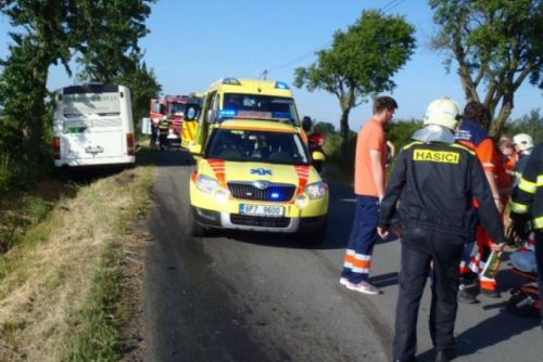 Foto: U Všerub boural ráno autobus s dětmi a auto, čtyři zranění 