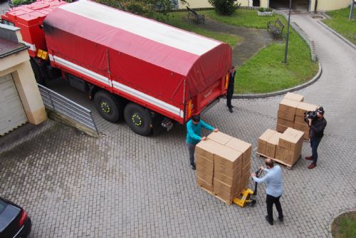 Učitelé v kraji obdrží respirátory. Distribuce začala 