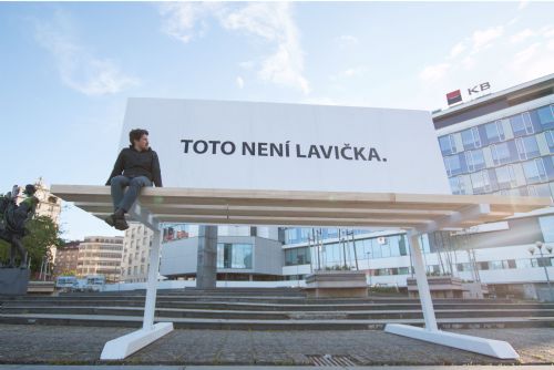 Foto: Uměním proti vizuálnímu smogu: v centru Plzně se objevila obří lavička