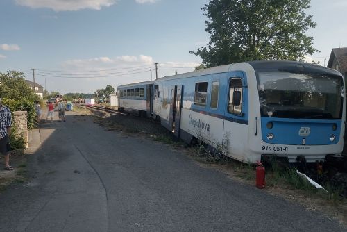 Foto: V Boru vjelo auto na přejezd, spolujezdkyně zemřela