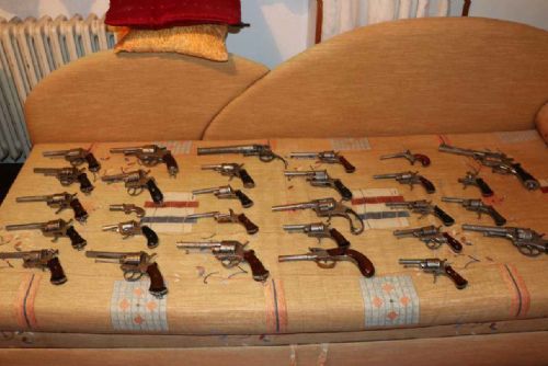 Foto: V bytě zemřelého muže zůstalo množství zbraní