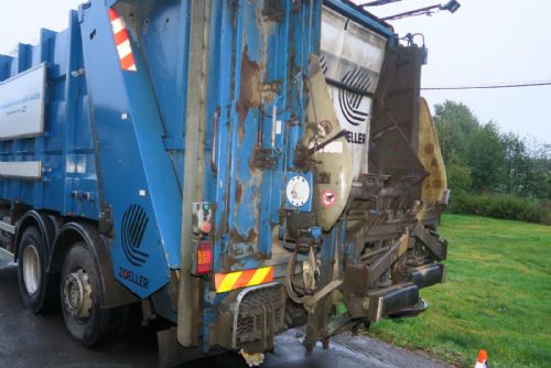 Foto: V Čečovicích boural popelářský vůz